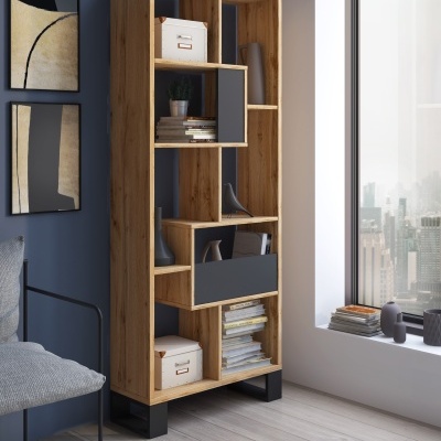 Estante moderna em madeira clara com detalhes cinza escuro e objetos decorativos.