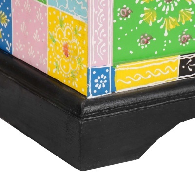 Canto inferior de móvel de madeira pintado com padrões florais coloridos