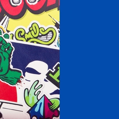 Vários autocolantes coloridos com desenhos variados numa superfície.