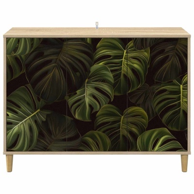 Aparador de madeira com portas decoradas com folhas verdes tropicais