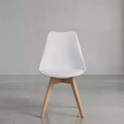 cadeira branca com pernas de madeira clara num ambiente minimalista cinza