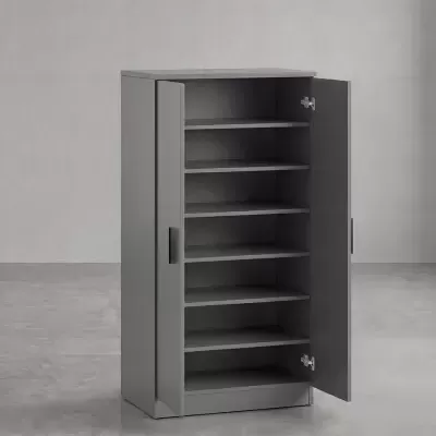 Armário vertical cinza com portas abertas e prateleiras interiores