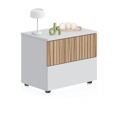 Móvel branco com duas gavetas e decoração com candeeiro, velas e objeto verde.