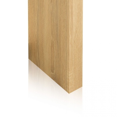 Canto de móvel em madeira clara com textura natural