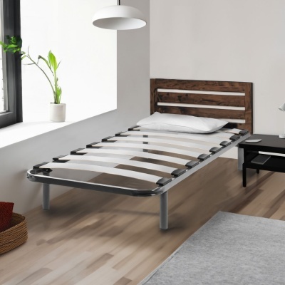 Estrado de cama individual com cabeceira em madeira escura e estrutura metálica cinza