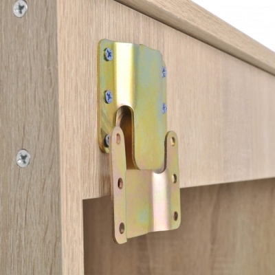 Suporte metálico amarelo fixado em móvel de madeira clara