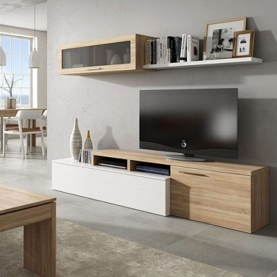 Móveis de sala modernos em madeira clara e branco com televisão e decoração