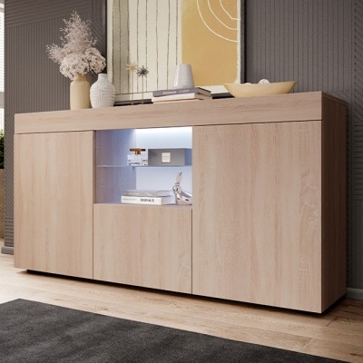 Aparador de madeira clara com nicho iluminado e decoração minimalista numa divisão moderna