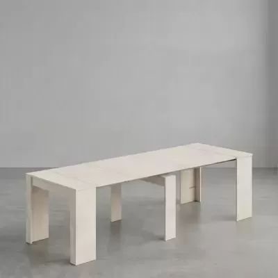 Mesa extensível de madeira clara sobre piso cinzento
