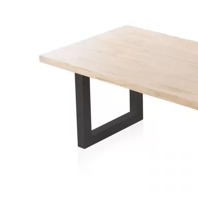 Mesa com tampo de madeira clara e pernas em metal preto