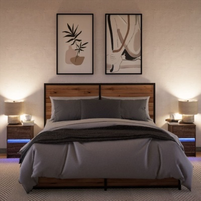 Quarto com cama de casal com estrutura de madeira e ferro e roupa de cama cinzenta