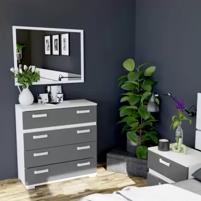 Cómoda com gavetas cinzentas e moldura branca com espelho e vaso de flores, plantas verdes em quarto moderno
