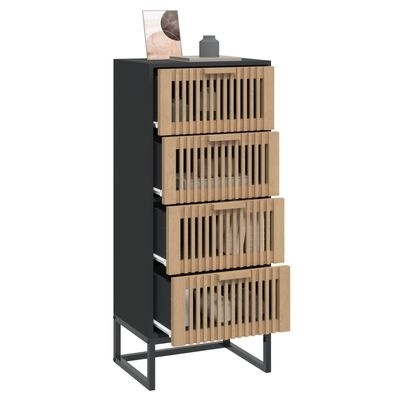 Armário preto com gavetas de ripas em madeira clara e itens decorativos no topo.