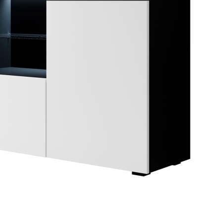 Armário de cozinha com portas brancas e corpo preto