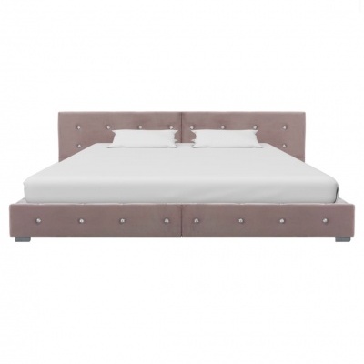 Cama de casal estofada cor de rosa com botões decorativos e colchão branco