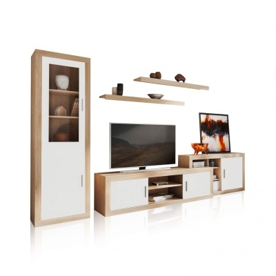 Conjunto de móvel para sala em madeira clara com portas brancas e vidro, com decoração e televisão