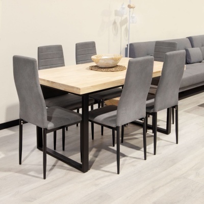 Mesa de jantar com seis cadeiras acolchoadas cinza e tampo de madeira clara