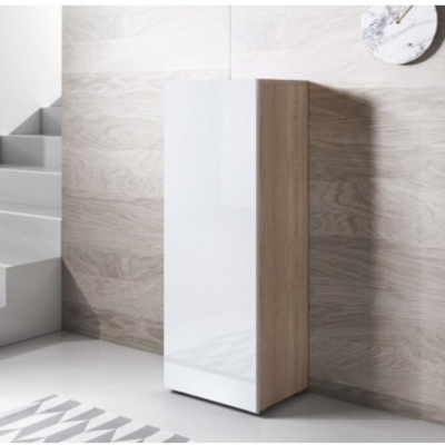 Armário alto branco com corpo em madeira clara num interior moderno