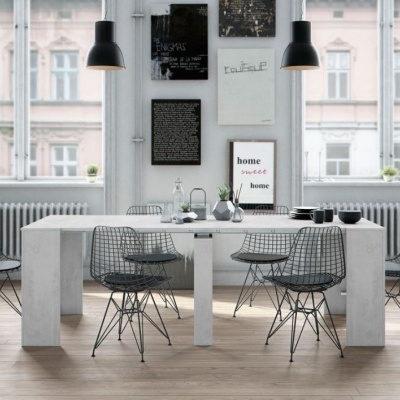 Mesa de jantar branca com cadeiras de metal em ambiente moderno e luminoso