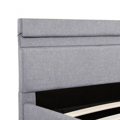 Cabeceira de cama estofada em tecido cinzento claro com detalhe lateral vermelho