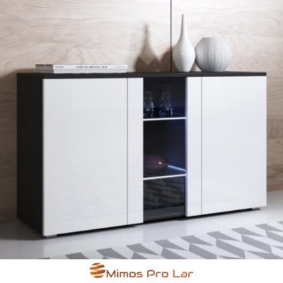 Móvel de sala preto e branco com porta de vidro central e objetos decorativos