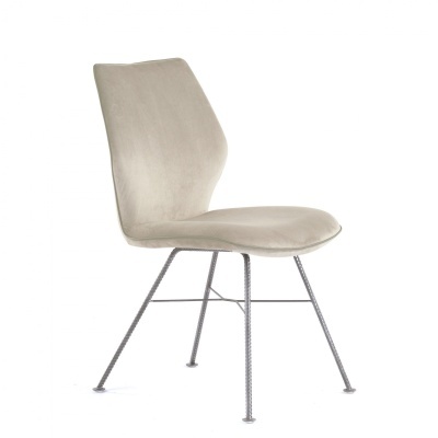 Cadeira estofada bege com pernas metálicas cinzentas