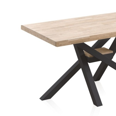 Mesa com tampo de madeira clara e base em metal preto cruzada