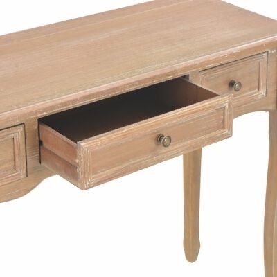 Mesa de madeira clara com três gavetas e puxadores metálicos