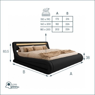 Cama estofada preta com cabeceira em madeira clara e roupa de cama bege