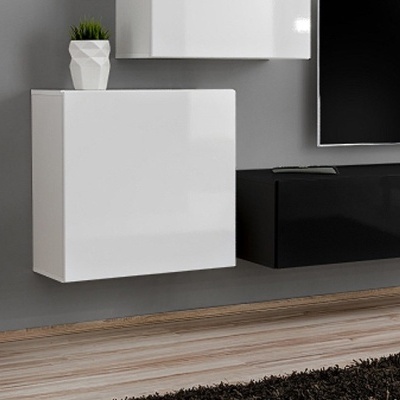 Móvel suspenso branco minimalista na parede cinza com chão de madeira clara e tapete preto