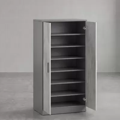 Armário cinzento com portas abertas mostrando prateleiras interiores