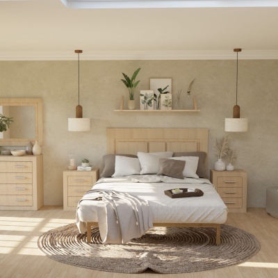 Quarto com cama de madeira clara, roupa de cama branca, mesas de cabeceira, tapete oval e luminárias pendentes