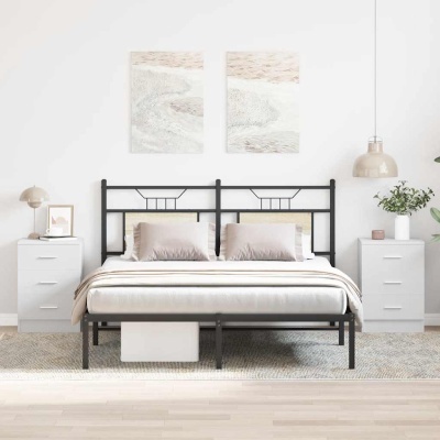 Quarto com cama de estrutura metálica preta, roupa de cama branca, mesas de cabeceira brancas, candeeiro, planta e tapete neutro.