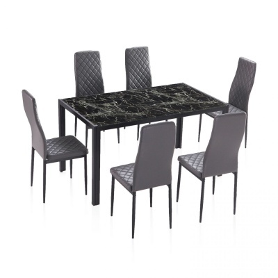 Conjunto de mesa retangular com tampo de mármore preto e seis cadeiras cinza matelassê