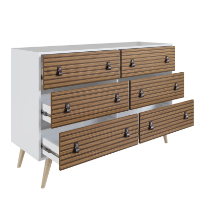 Cómoda branca com seis gavetas de madeira estriada e puxadores metálicos em pernas de madeira