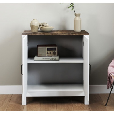 Aparador branco com tampo em madeira escura, rádio vintage e vasos decorativos