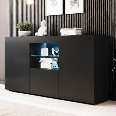 Aparador preto com portas e prateleira de vidro iluminada em ambiente interior moderno