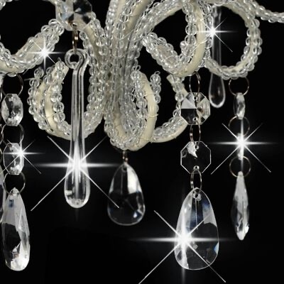 Candeeiro com contas brancas e gotas transparentes brilhantes