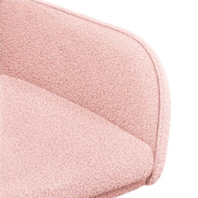 Duas almofadas rosa felpudas sobre fundo branco