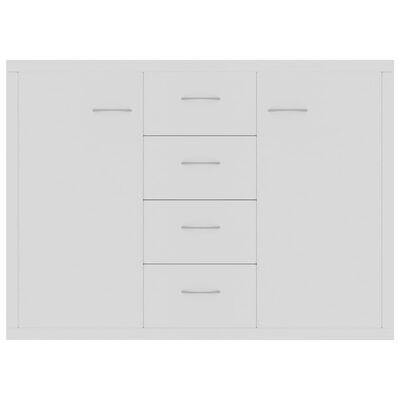 Móvel branco com cinco gavetas centrais e duas portas laterais com puxadores metálicos