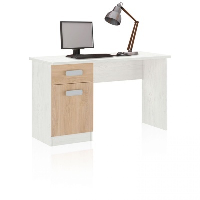 Secretária branca com portas em madeira clara, computador e lâmpada metálica