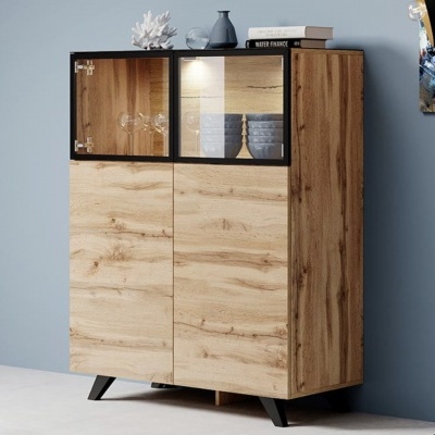 Móvel de madeira clara com portas de vidro e sólida, copos e decoração no topo