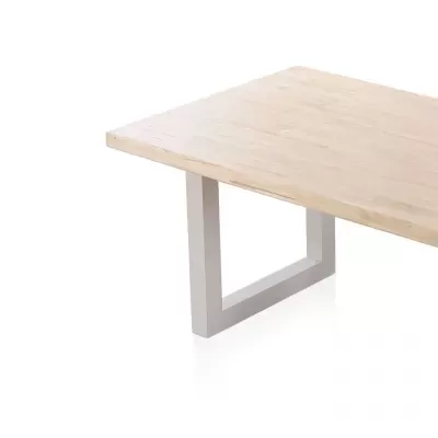 Mesa de madeira clara com pernas de metal brancas
