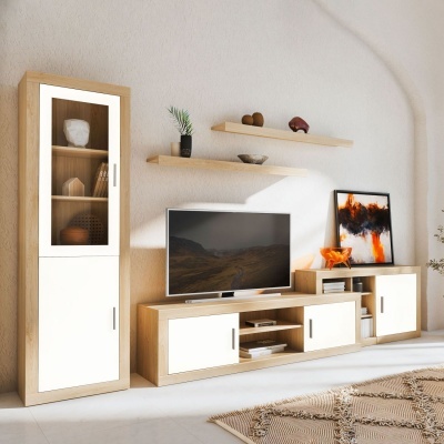 Conjunto de móveis de sala em madeira clara e branco com decoração e tapete