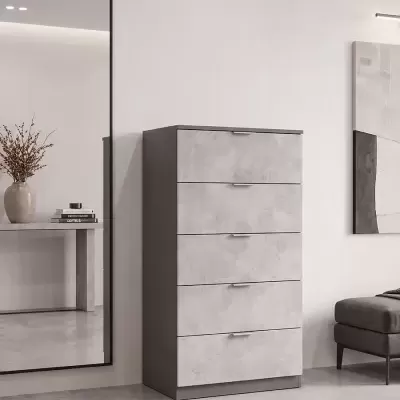 Cómoda cinza claro com 5 gavetas em ambiente minimalista com espelho e decoração