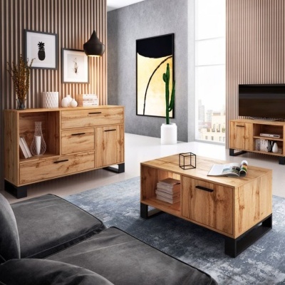 Sala de estar com móveis de madeira clara e decoração em tons neutros