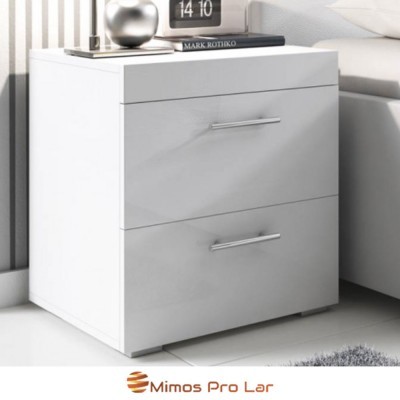 Mesa de cabeceira branca com duas gavetas e puxadores metálicos ao lado de sofá claro