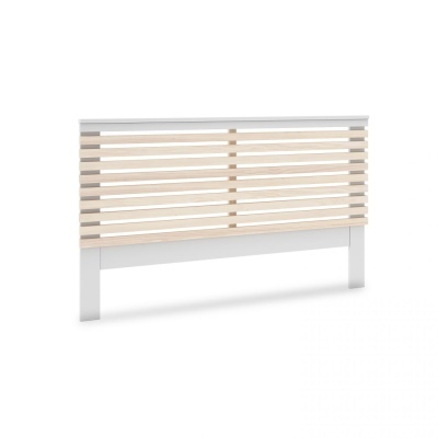 Cabeceira de cama em madeira clara e estrutura branca