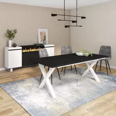 Sala de jantar com mesa preta e pés brancos, cadeiras cinzentas e móvel com lareira decorativa