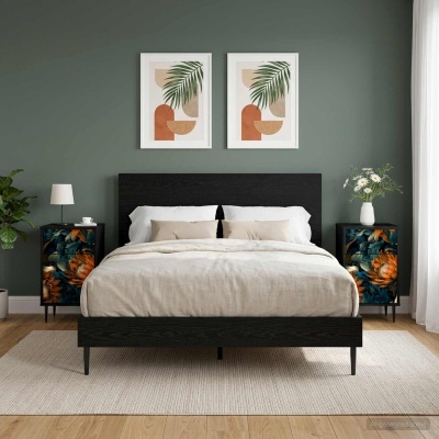 Quarto com cama de madeira preta, mesas de cabeceira coloridas e duas pinturas abstratas na parede